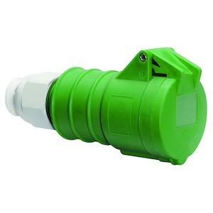 Grüner elektrischer Stecker mit Kabelanschluss, seitlich betrachtet.