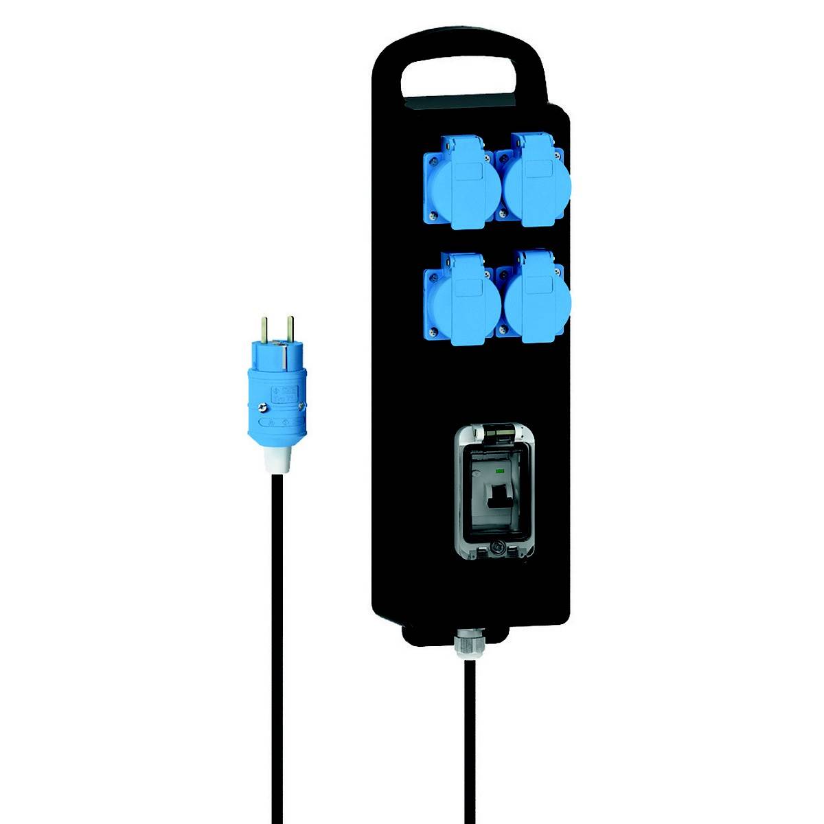 Ein schwarzer Steckdosenblock mit vier blauen Steckdosen und einem blauen Stecker auf weißem Hintergrund.