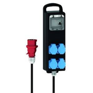 Ein tragbarer Stromverteiler mit mehreren blauen CEE-Steckdosen und einem roten CEE-Stecker, geeignet für Baustellen.