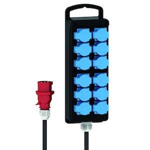 'Mehrfachstecker mit acht blauen Steckdosen und einem roten Stecker. Geeignet für den Einsatz mit verschiedenen elektrischen Geräten.'