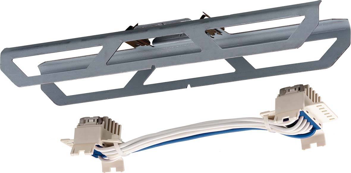 Metallrahmen und zwei Steckverbinder mit Kabeln, vermutlich Teil eines technischen oder elektrischen Geräts.