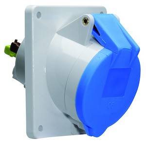 Industriestecker in Weiß und Blau, montiert auf einer quadratischen Platte, dient zur sicheren Stromverbindung in industriellen Umgebungen.