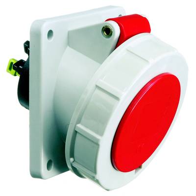 Ein weißer und roter Drehstromstecker, geeignet für industrielle Anwendungen, an einer grauen Wand montiert.