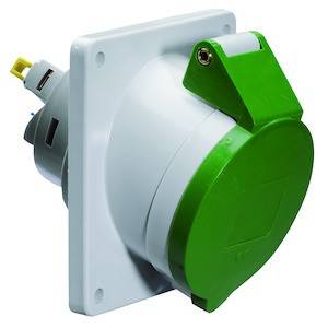 Ein weiß-grüner elektrischer Wandstecker mit Klappdeckel. Der Stecker ist für industrielle Anwendungen und hat eine robuste Bauweise.