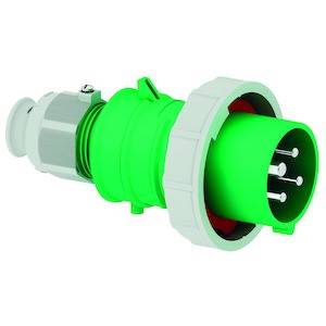 Grüner elektrischer Stecker mit drei Metallstiften und weißem Gehäuse.