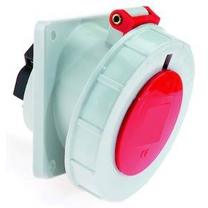 Industrie-Steckdose mit rotem Schalter, geeignet für hohe Strombelastungen.