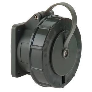 Ein grauer, industrieller Stecker mit robustem Gehäuse und Klappdeckel. Geeignet für den Einsatz im Freien.