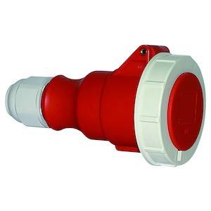 Roter Industrie-Stecker mit weißem Rand, geeignet für Starkstromanschlüsse. Verwendet in gewerblichen und industriellen Anwendungen.