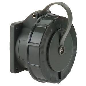 Ein schwarzer, runder, wetterfester Sicherungsstecker mit Klappdeckel zur Wandmontage. Geeignet für industrielle Anwendungen im Freien.
