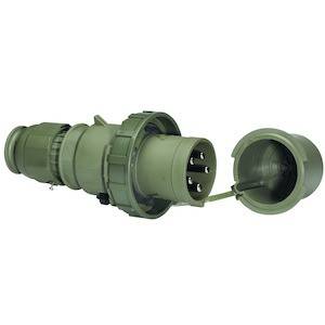 Ein grüner Militärstecker mit mehreren Pins, dargestellt mit geöffnetem Schutzdeckel.