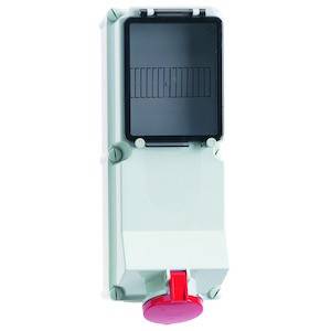 Weiße industrielle Steckdose mit schwarzem Deckel und rotem Knopf unten. Geeignet für elektrische Verbindungen in Fabrikumgebungen.