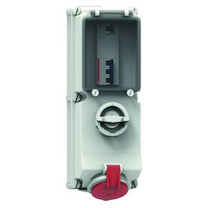 Wandmontierter elektrischer Schutzschalter mit rotem Hebel, geeignet für industrielle Anwendungen. Gehäuse aus robustem Material.