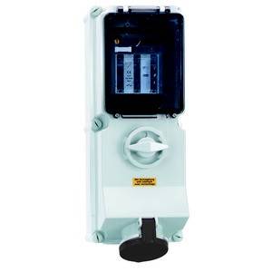 Elektrischer Sicherungskasten mit transparentem Deckel und Hauptschalter im Vordergrund. An der Unterseite befindet sich ein Anschlussstecker.