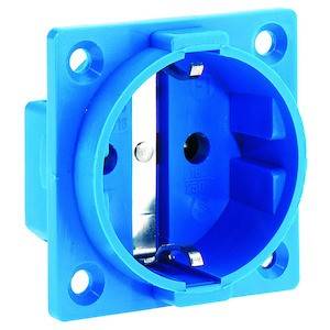 Eine blaue Steckdosenbuchse zur Wandmontage, quadratisch mit runden Ecken, drei Löcher für einen Stecker.