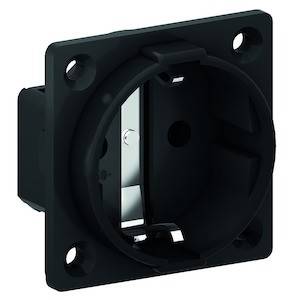 Schwarze Steckdose mit quadratischer Platte und runden Ecken. Vier Schraubenlöcher in den Ecken zur Befestigung.