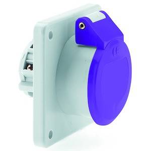 Ein blau-weißer elektrischer Steckdosenanschluss mit Schutzkappe, meist für industrielle Anwendungen verwendet.