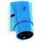 Ein blauer, dreipoliger elektrischer Stecker, geeignet für industrielle Anwendungen, auf einem weißen Hintergrund.