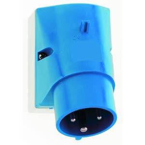 Ein blauer CEE-Stecker, dreipolig, für industrielle Anwendungen, zeigt die Vorderseite mit Steckkontakten.