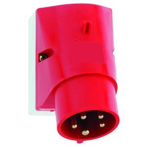 Roter, industrieller Elektrostecker mit fünf Metallstiften, geeignet für High-Power-Anschlüsse. Ideal für industrielle Anwendungen.