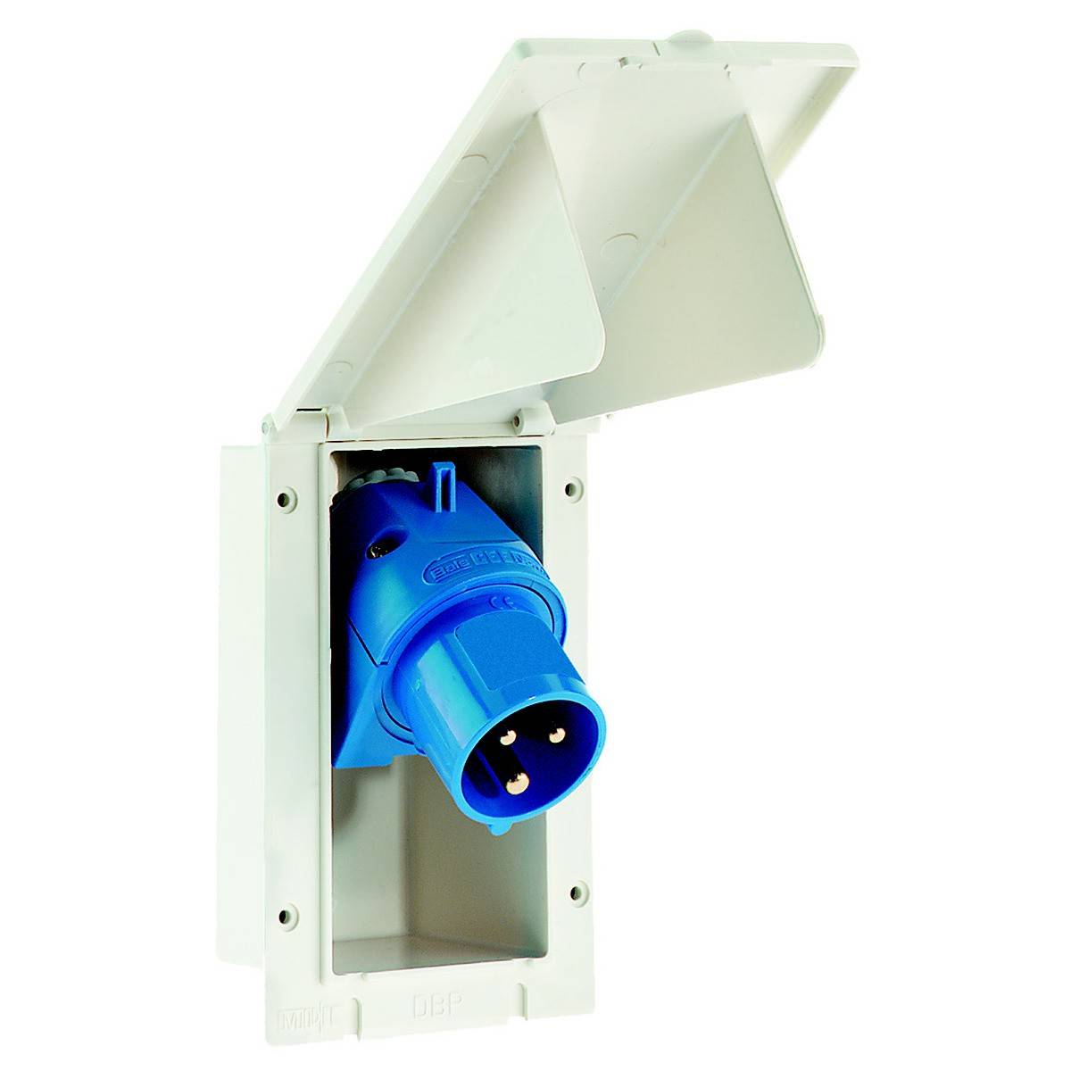 Ein blauer Stecker ist in eine weiße Steckdose eingeführt, die eine Schutzabdeckung hat. Die Steckdose ist an der Wand montiert.