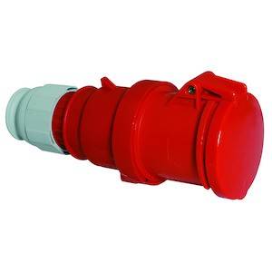 Ein roter Drehstromstecker mit einem grauen Anschlussbereich, typischerweise verwendet für industrielle elektrische Verbindungen.