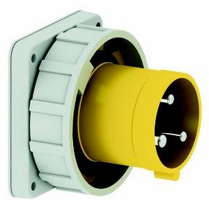 Gelber, runder, dreipoliger Elektrostecker an einer grauen Wandhalterung zum Anschluss von Geräten.