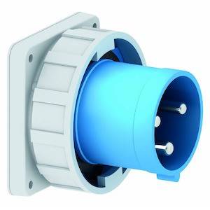 Ein blauer, dreipoliger Elektrostecker in einer grauen Wandhalterung, typisch für industrielle Anwendungen.