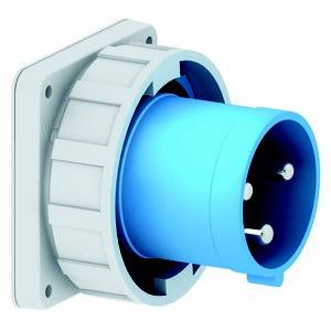 Eine blaue und weiße elektrische Außensteckdose für industrielle Anwendungen, montiert auf einer quadratischen Platte.