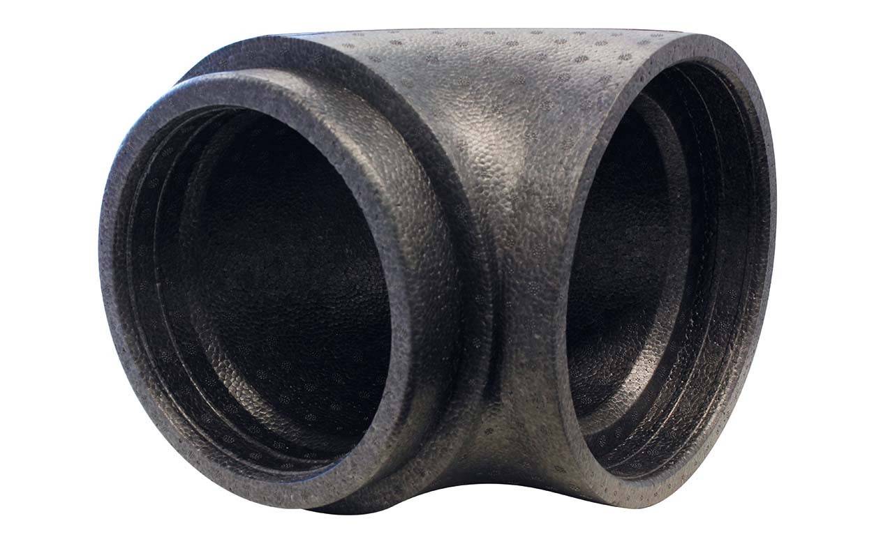 Ein schwarzes, zylindrisches Rohrstück mit drei Öffnungen, die rechtwinklig zueinander angeordnet sind, aus robustem Material.