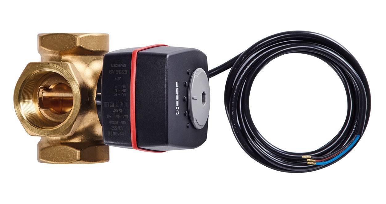 Ein elektrisches Drei-Wege-Ventil mit Kabel, aus Messing und schwarzem Gehäuse, zur Regelung des Wasserflusses in Heizsystemen.