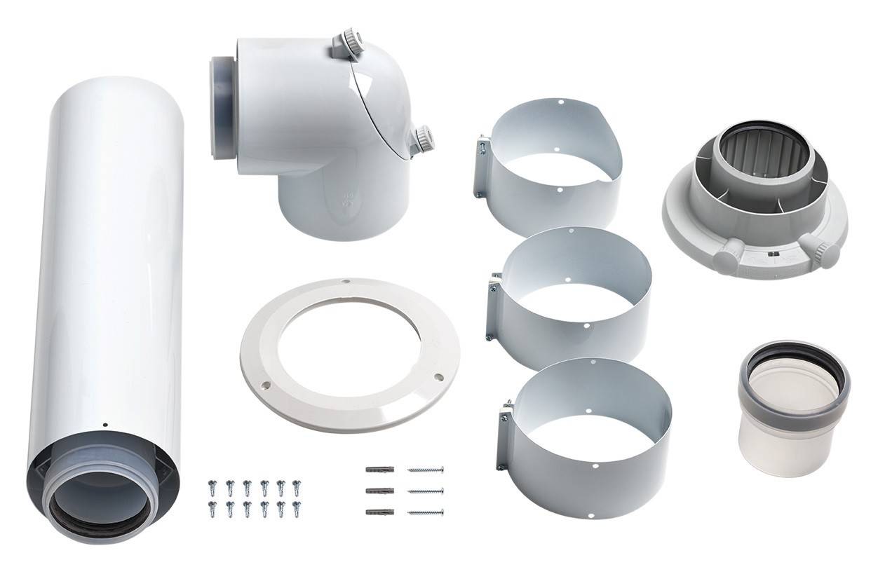Abgebildet ist ein Set von Lüftungs- und Montagezubehör, bestehend aus Rohren, Klemmen, Schrauben und einem Anschlussstück für Heiz- oder Lüftungssysteme.