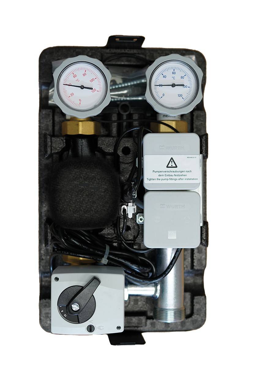 Hydraulische Pumpensteuerung mit zwei Manometern, einem Verdrahtungsmodul und einem Ventil. Anzeigen für Druckmessung und Regulierung.