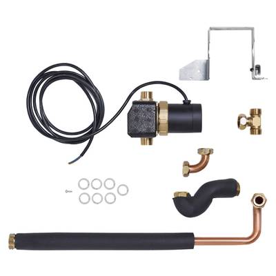 Ein Pumpenset mit Kupferrohren, Isolierung, Messingverbindungen, Kabel und Montageteilen, bereit für die Installation.