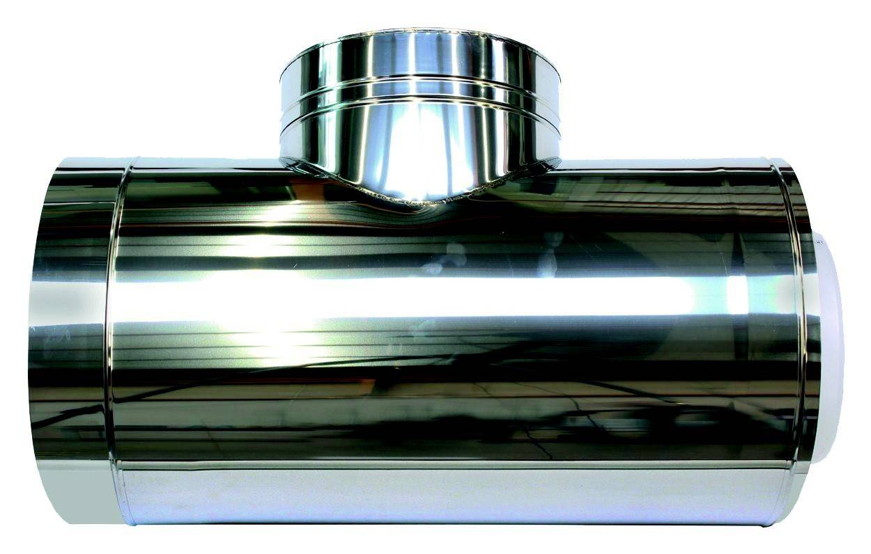 Glänzendes Edelstahlrohr mit einem Abzweig nach oben. Reflektierende Oberfläche, geeignet für industrielle Anwendungen.