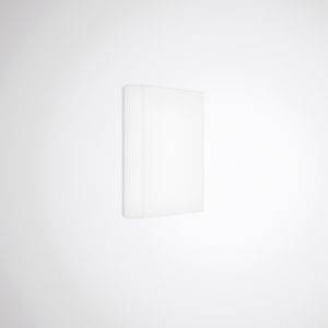 Ein weißes, quadratisches Objekt an einer weißen Wand. Es wirkt minimalistisch und einheitlich mit dem Hintergrund.