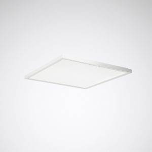 Weiße quadratische Deckenleuchte in minimalistischem Design in einem hellen Raum.