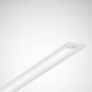 Moderne, längliche Deckenleuchte mit schlichtem, weißem Design, montiert an einer hellgrauen Decke.