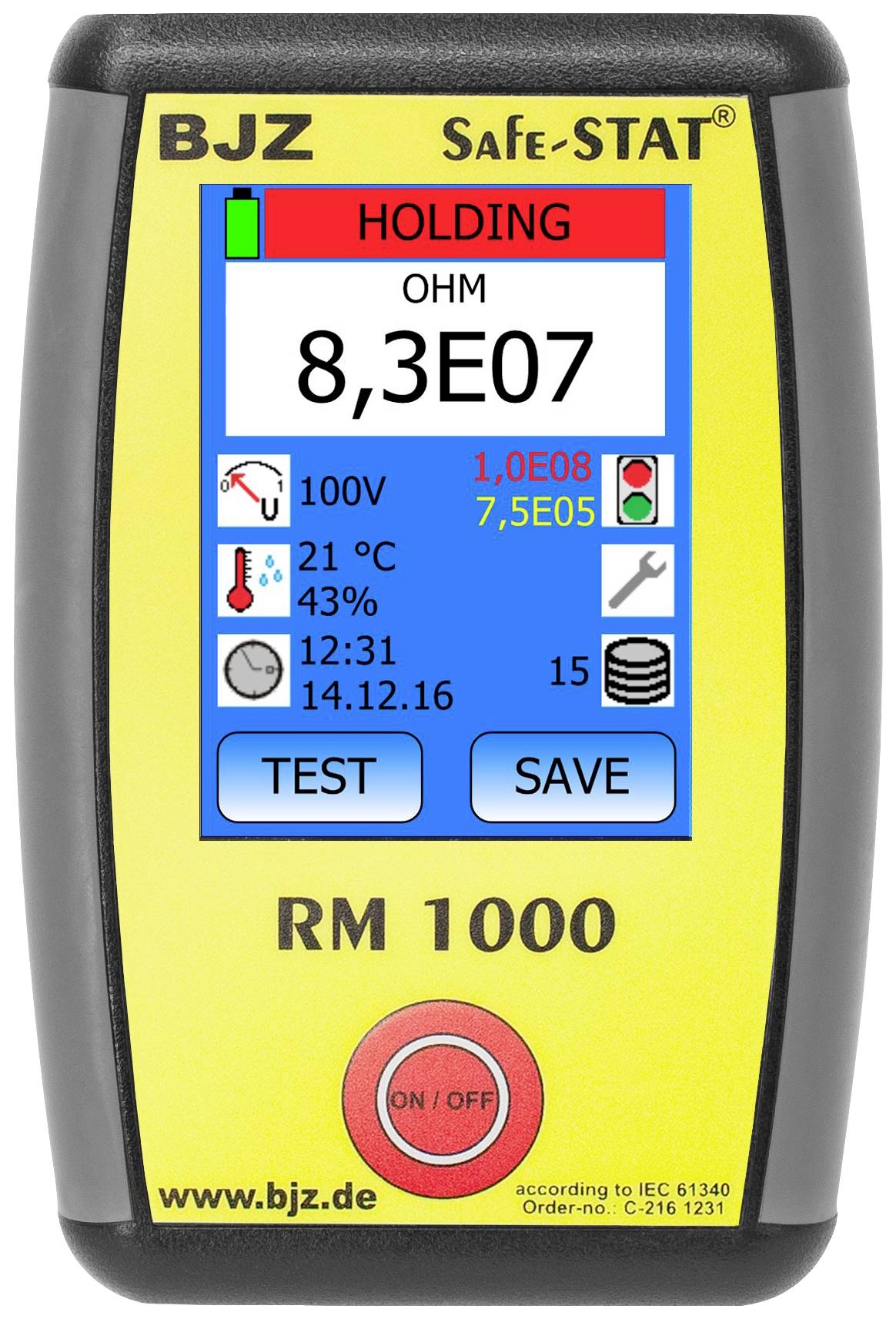 Ein Messgerät mit Display zeigt 'HOLDING 8,3E07 OHM', Temperatur 21°C, und Luftfeuchtigkeit 43%. Knöpfe: 'TEST' und 'SAVE'.