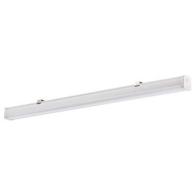 Eine weiße LED-Leuchte mit einer langen, röhrenförmigen Gestaltung, mit Metallhalterungen montiert, geeignet für die Deckeninstallation in Gewerberäumen.