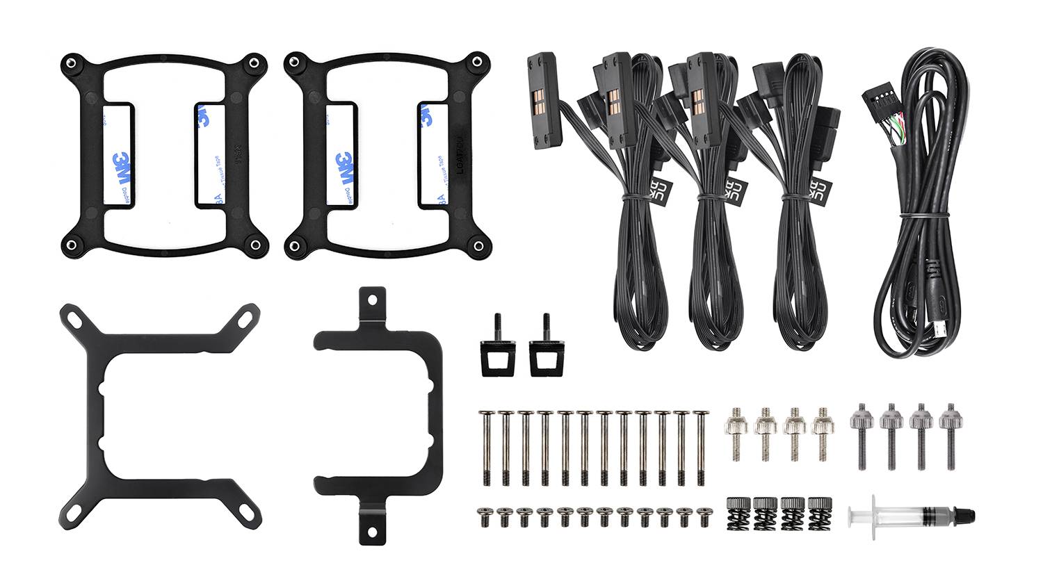 Teile eines CPU-Kühler-Montagesatzes: Halterungen, Schrauben, Kabel, Metall-Teile und Wärmeleitpaste.