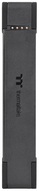 Ein schwarzer, rechteckiger USB-Stick von Thermaltake mit vier kleinen LED-Anzeigen oben.