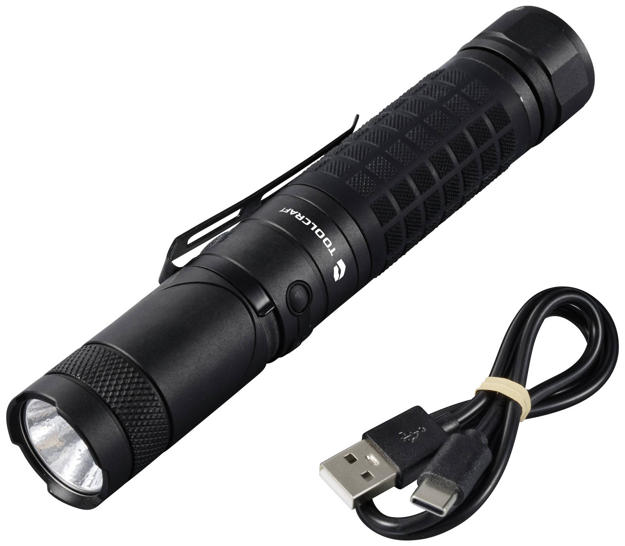 Schwarze Taschenlampe mit gummiertem Griff und Clip, daneben ein USB-Ladekabel.