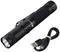 Schwarze Taschenlampe mit gummiertem Griff und Clip, daneben ein USB-Ladekabel.