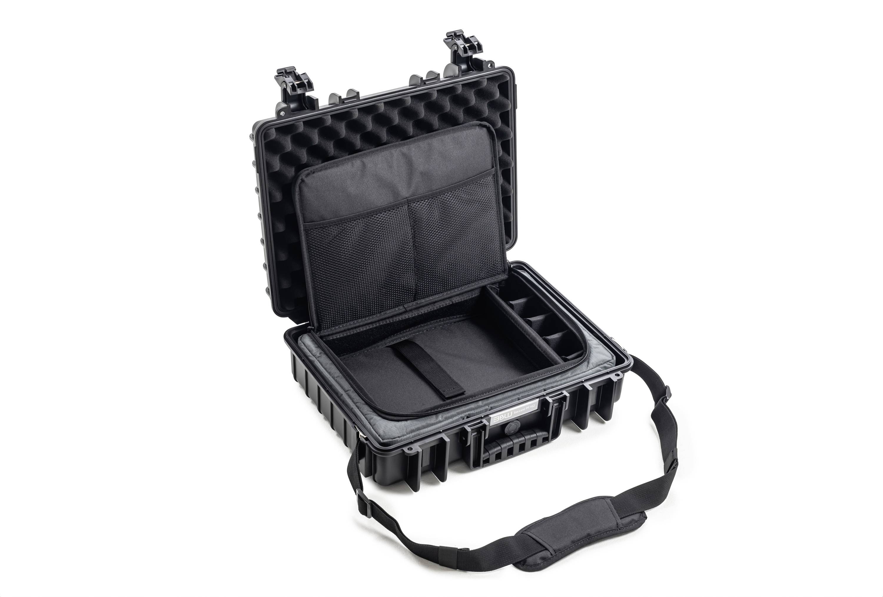 Ein offener, schwarzer Hartschalenkoffer mit Schaumstoffpolsterung und verstellbaren Trennwänden, geeignet für sicheren Transport von Ausrüstung.