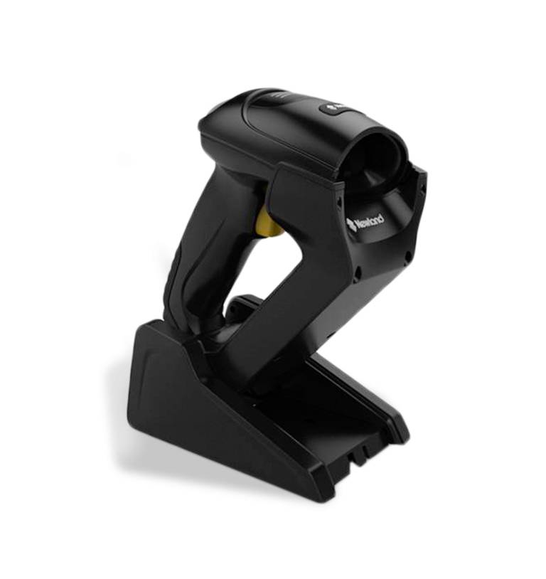 Ein schwarzer Handscanner in einer Ladestation vor weißem Hintergrund. Links eine gelbe Taste am Griff. Gerät zur Barcode-Erfassung.
