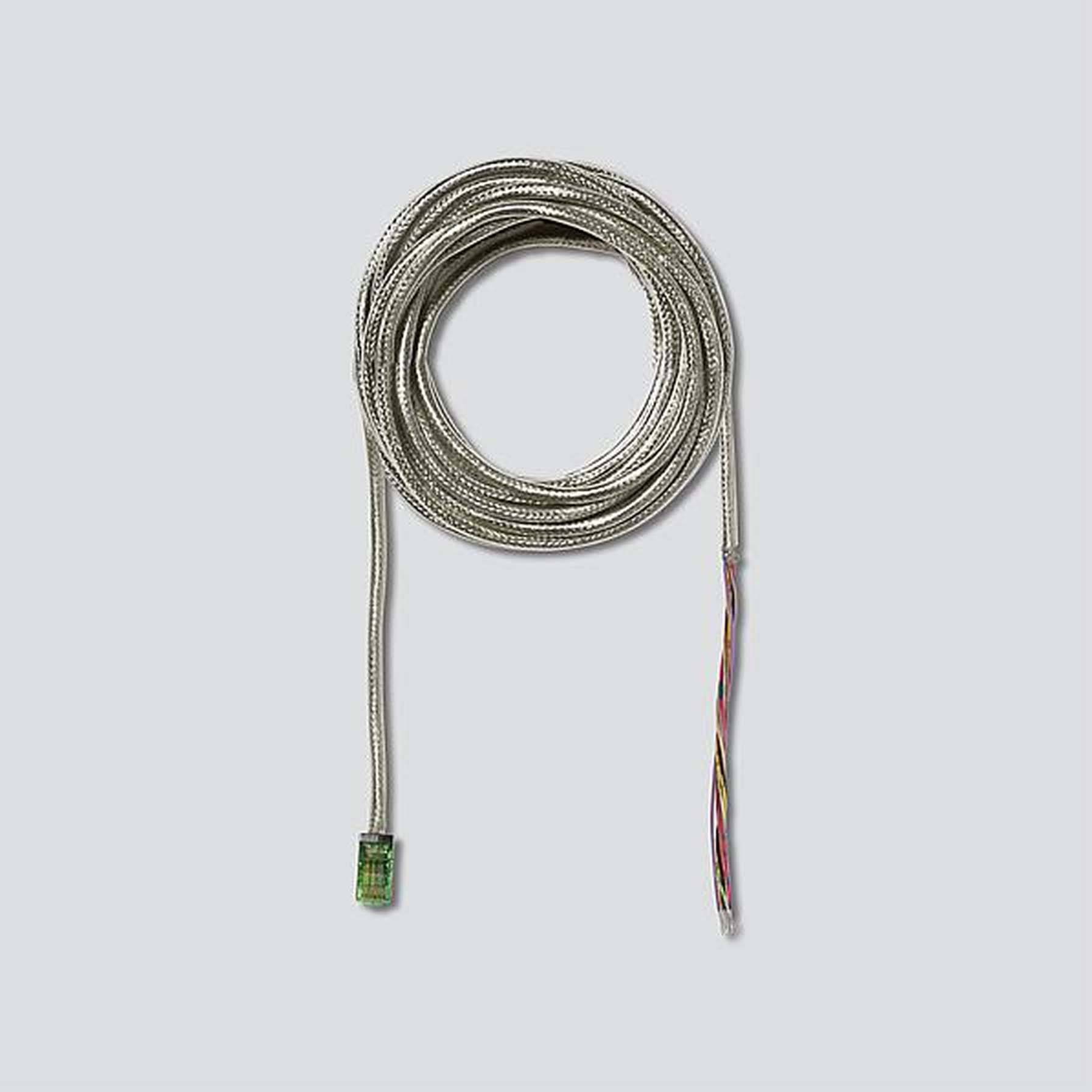Ein gerolltes Kabel mit einem grünen Stecker an einem Ende und mehreren farbigen Adern am anderen Ende vor grauem Hintergrund.