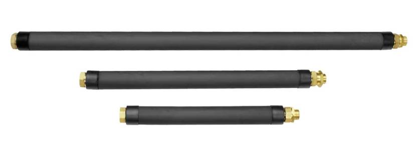Drei schwarze Zylinder mit goldenen Enden in unterschiedlichen Längen, horizontal angeordnet.