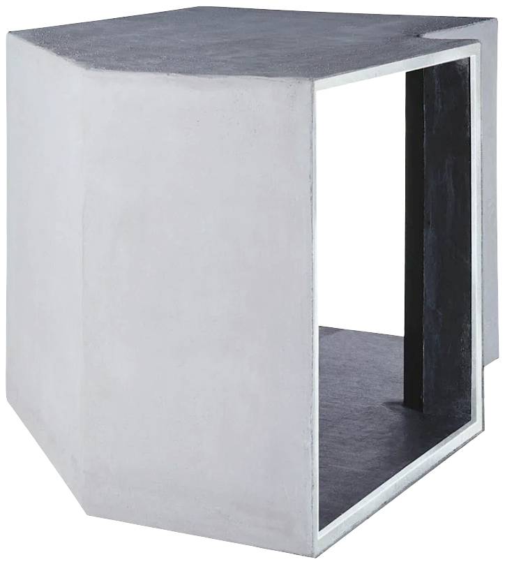 Grauer, geometrisch geformter Beistelltisch mit offener Würfelsilhouette und schrägen Linien, geeignet für modernes Interieur.