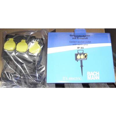 'Verpackung einer Gartensteckdose mit Erdspieß, Bachmann, Modell IP 44. Enthält drei gelbe Steckplätze. Verpackungsaufschrift: "It's electric".'