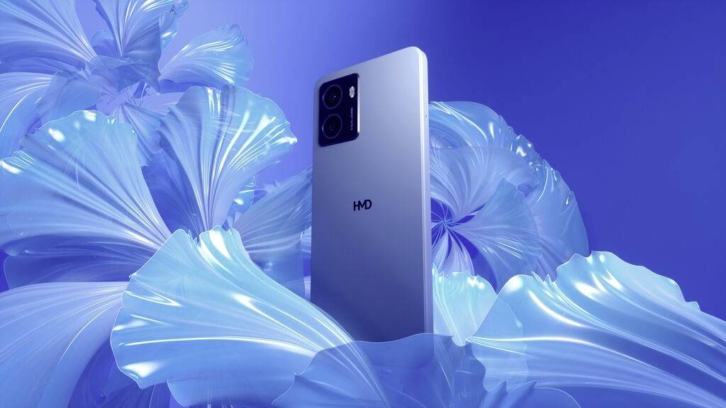 Ein silbernes Smartphone steht in einer blauen, künstlerischen Umgebung. Das Logo der Marke ist deutlich auf der Rückseite zu sehen.